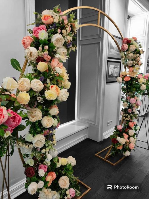 Арка з квітами, декор весілля, декор виїзної церемонії, весільного ст