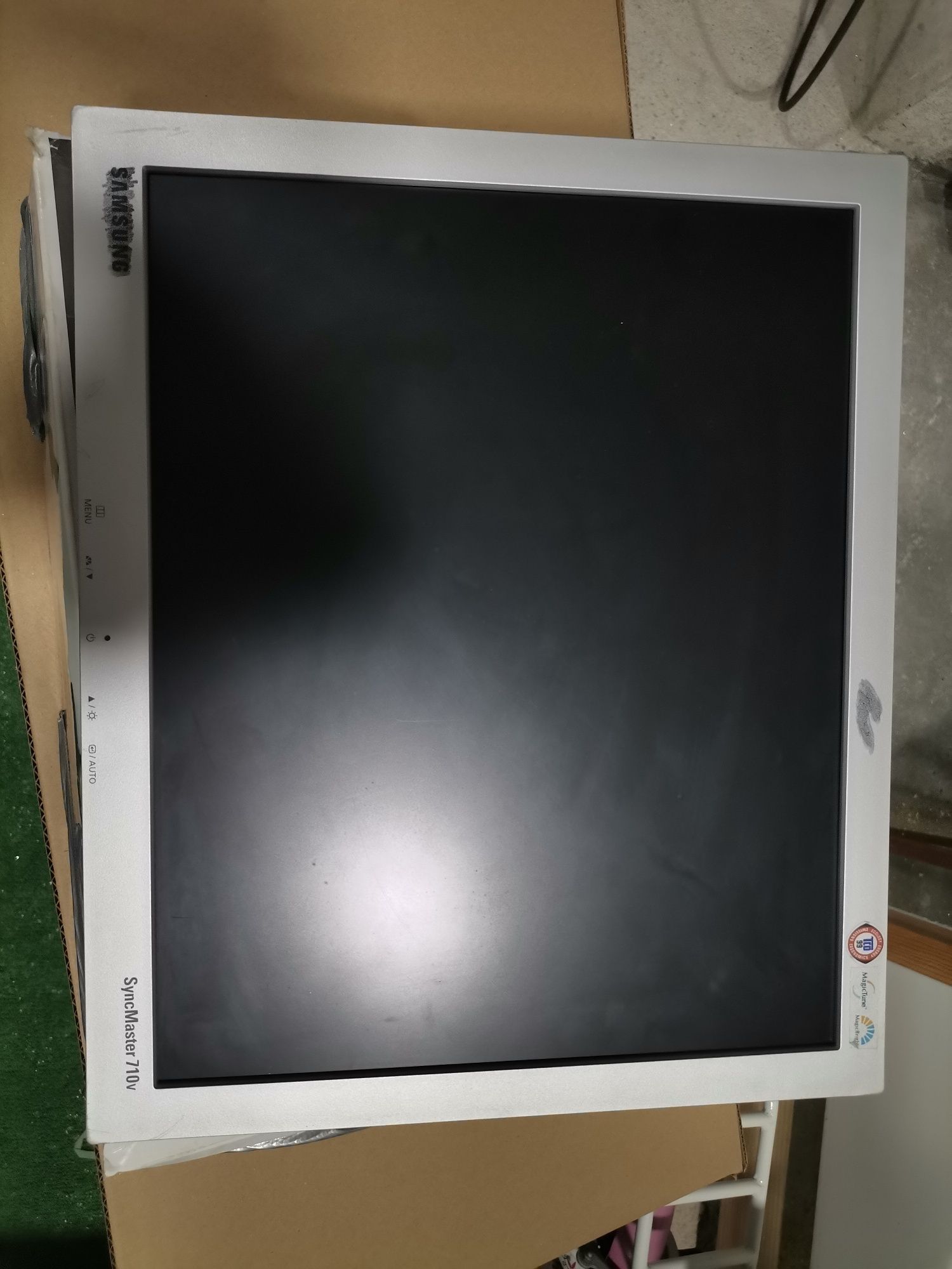Monitor Samsung SyncMaster 710v
17 “