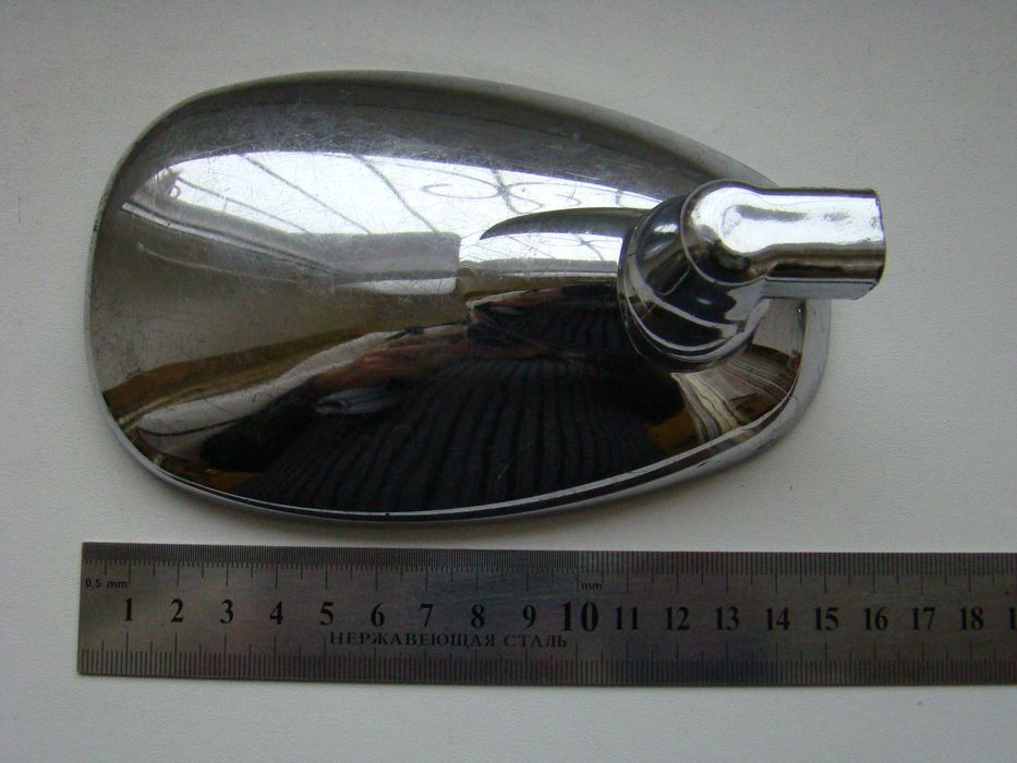 Зеркало заднего вида мотоцикла.