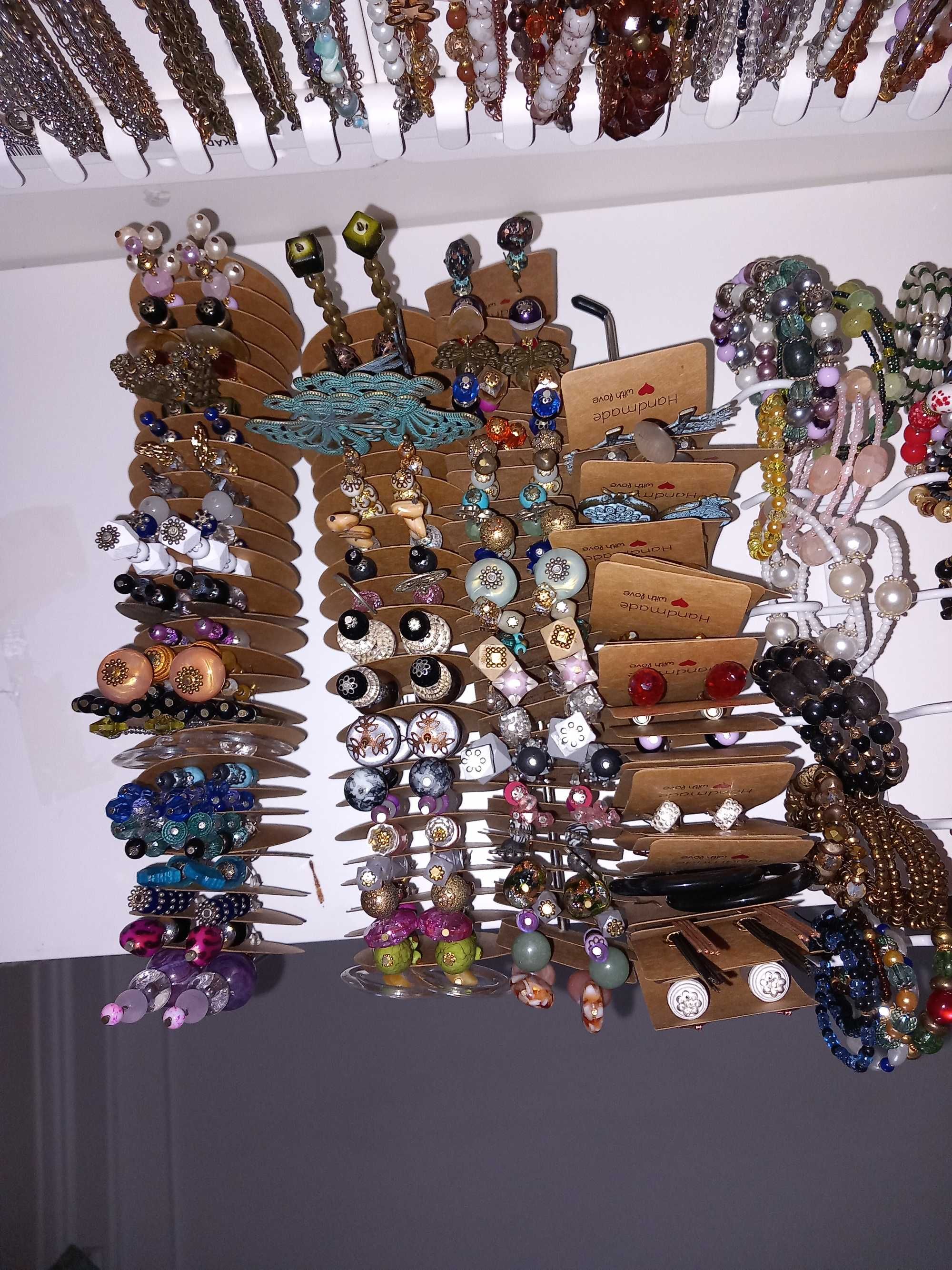 Lote de colares, pulseiras e brincos feitos à mão