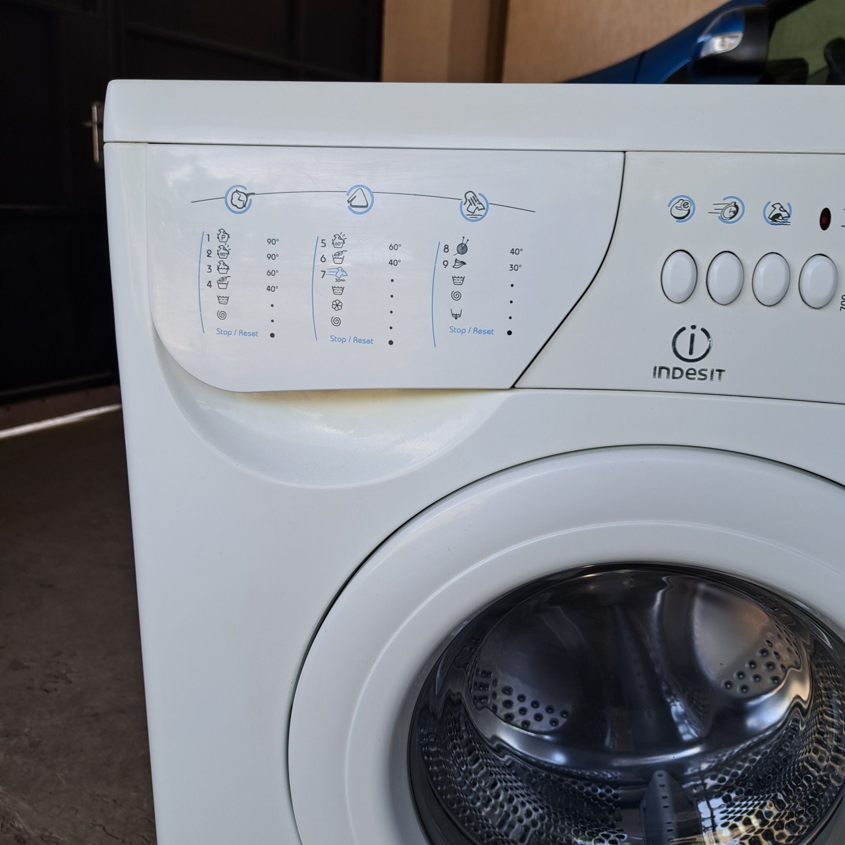 Продам стиральную машину Indesit WS84TX