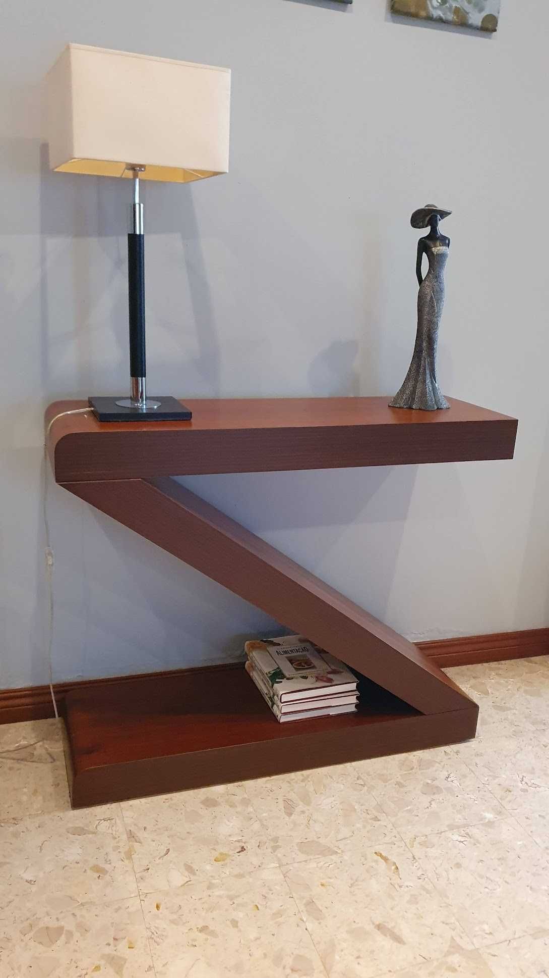 Consola Decorativa em Madeira – Design Moderno em “Z”