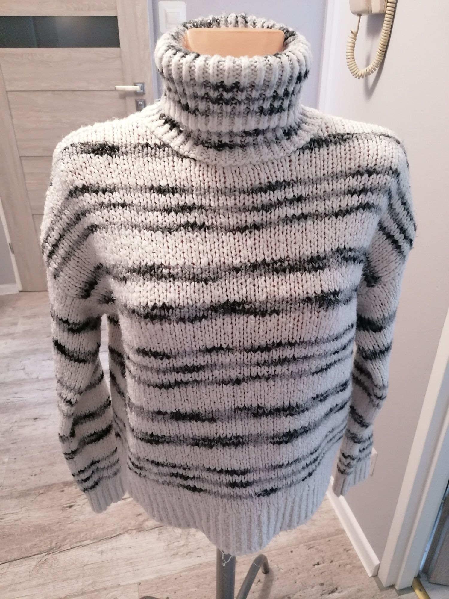 Sweterek wełniany ciepły z golfem