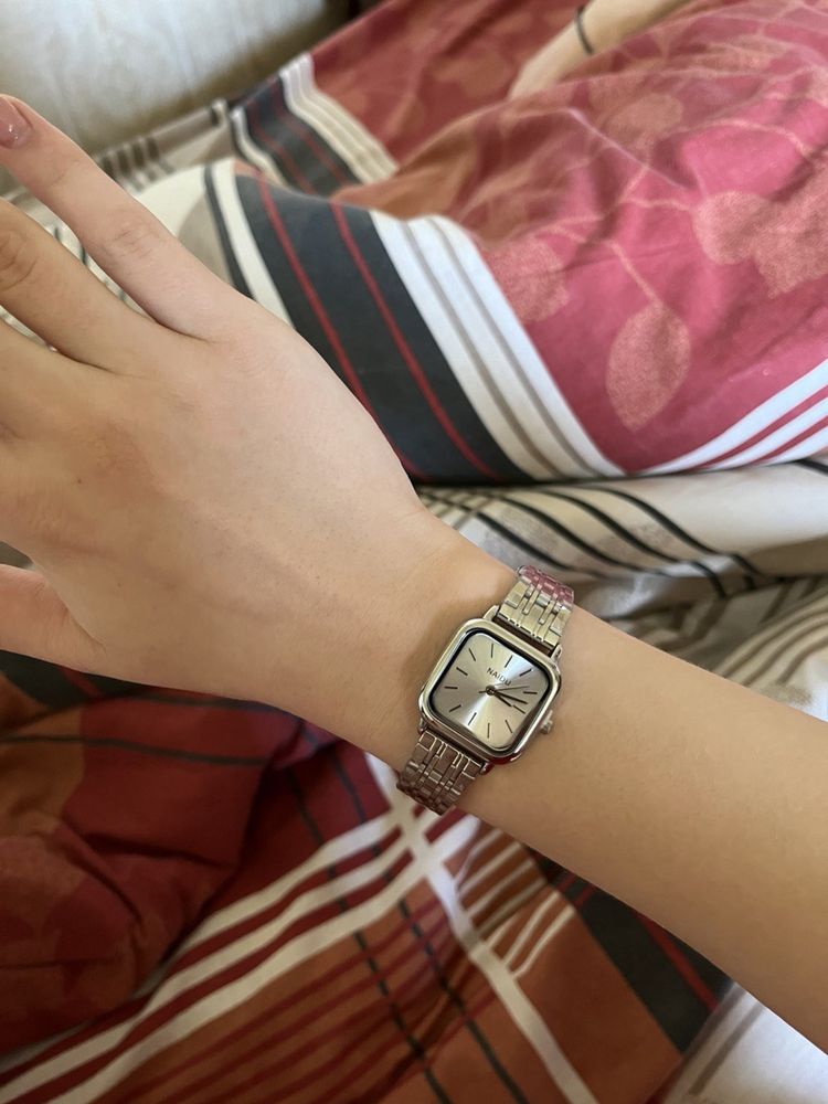 Жіночий годинник сріблястий NAIDU