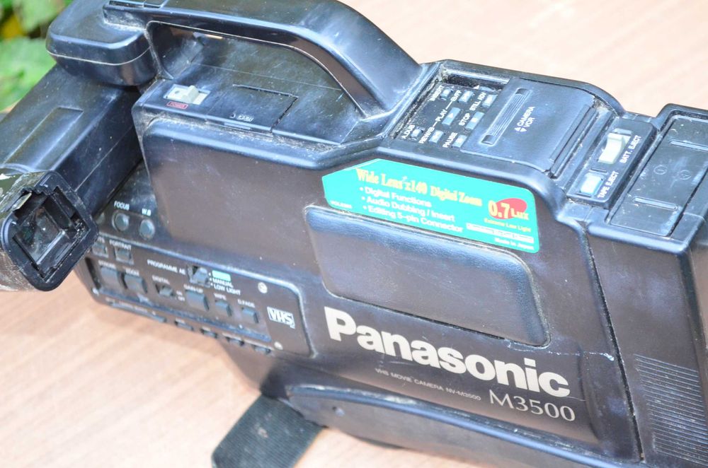 Большая VHS-видеокамера Panasonic NV-M3500 для видеомагнитофона