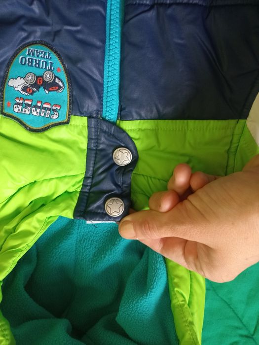 Zimowa pikowana kurtka z kapturem dla chłopca ocieplana polarem 68 74