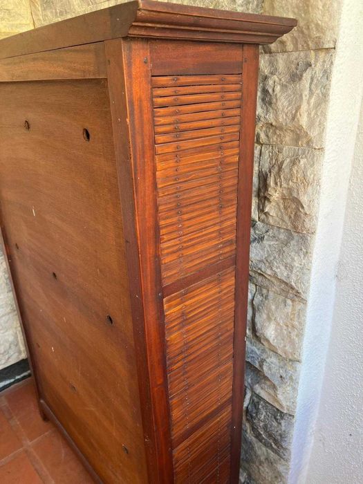 Sapateira em madeira maciça com portas basculantes – estilo rústico