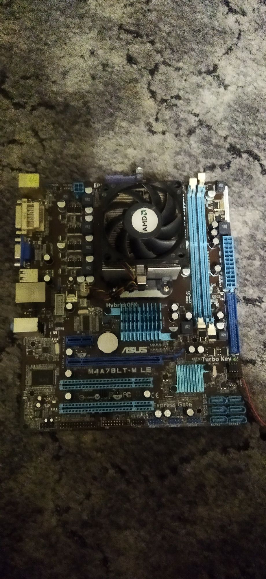 Материнська плата Asus M4A78LT-M LE в зборі