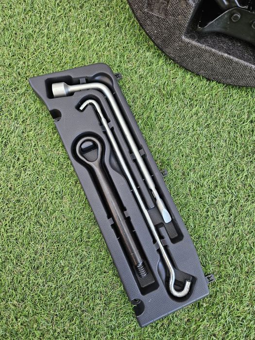 Оригінальний органайзер домкрат набір ключів Toyota Rav 4 XA50 19-25