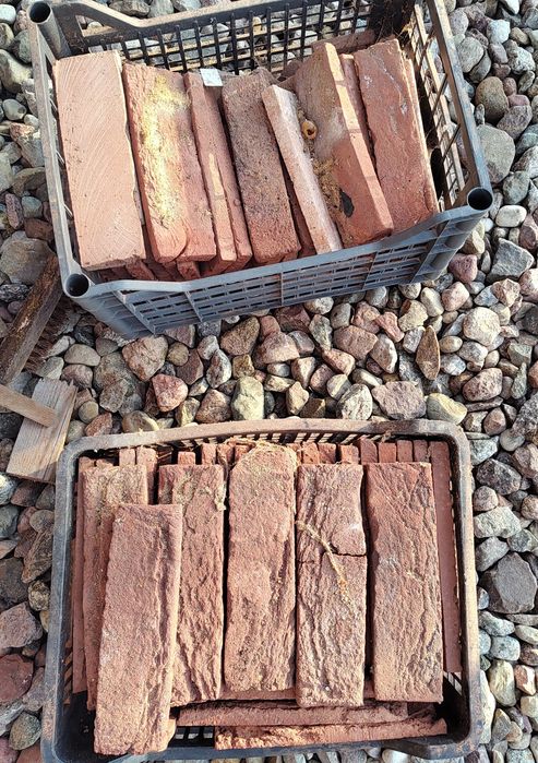 Plastry cegieł ozdobnych, czerwonych