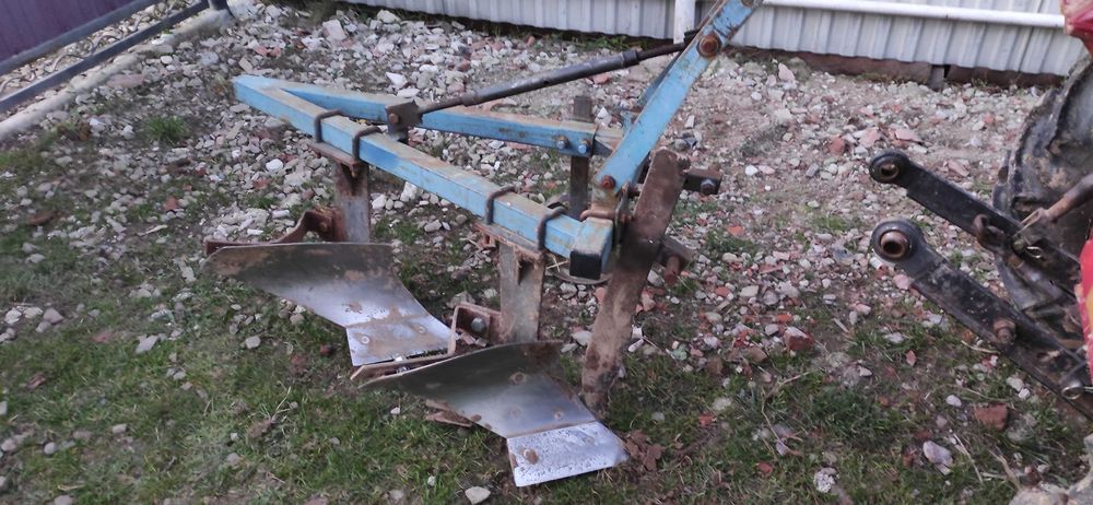 Плуг  2-20 навісній 2 корпусний . Висока стійка.