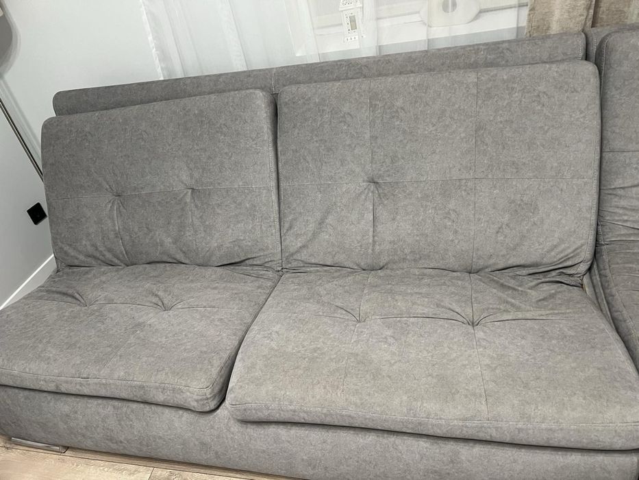 Диван у вітальню