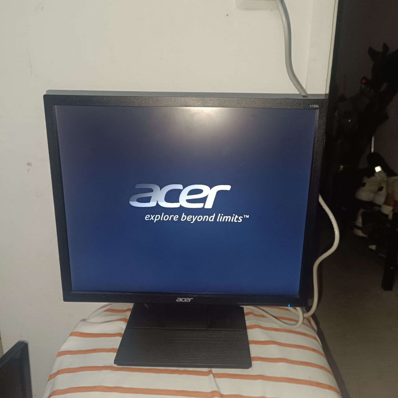 Монитор 22 дюйма фирмы Acer