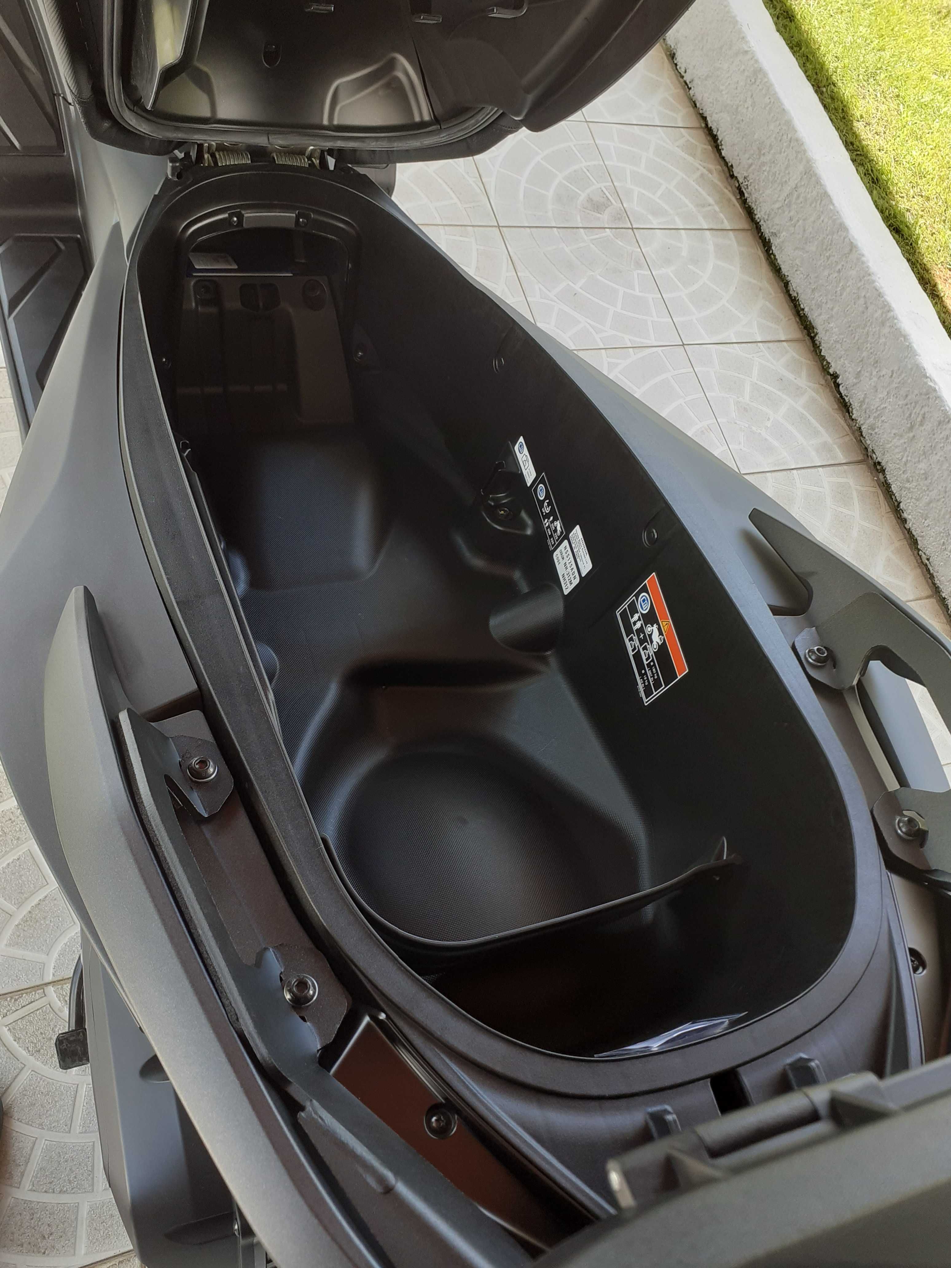 Vendo Honda Forza - 125cc, em estado irrepreensível, do ano de 2023 .