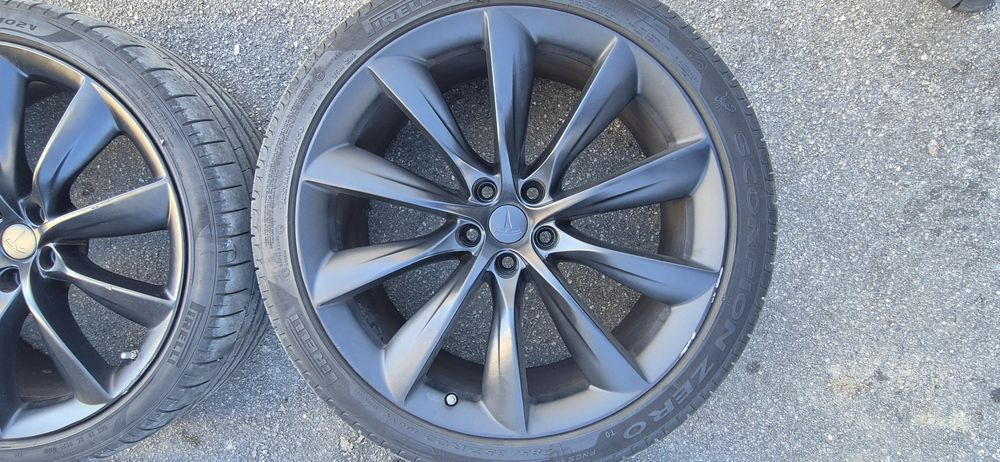 Колеса в зборі з датчиками тиску 5/120 R22 стояли на TESLA X