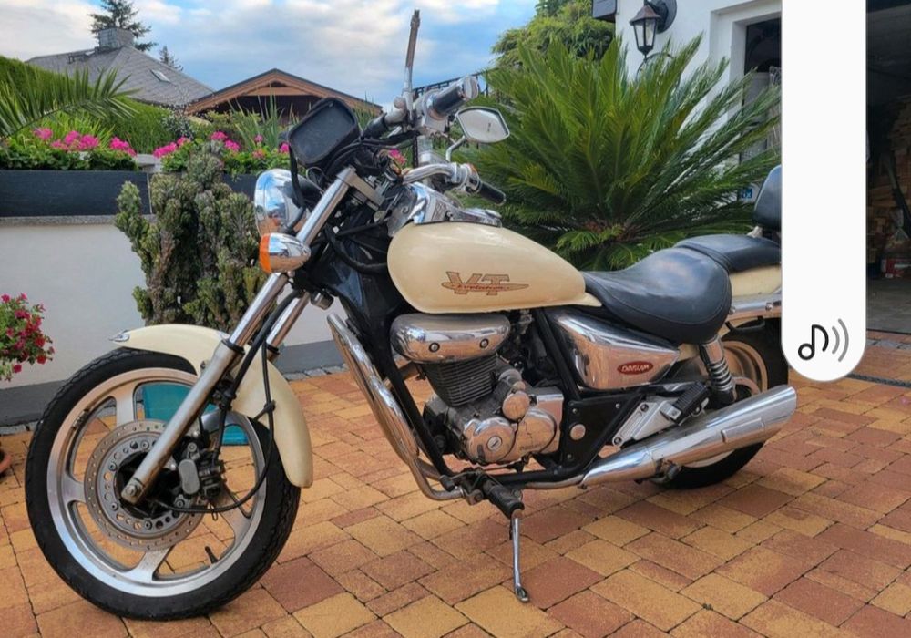 Motocykl Daelim 125 jako dekoracja