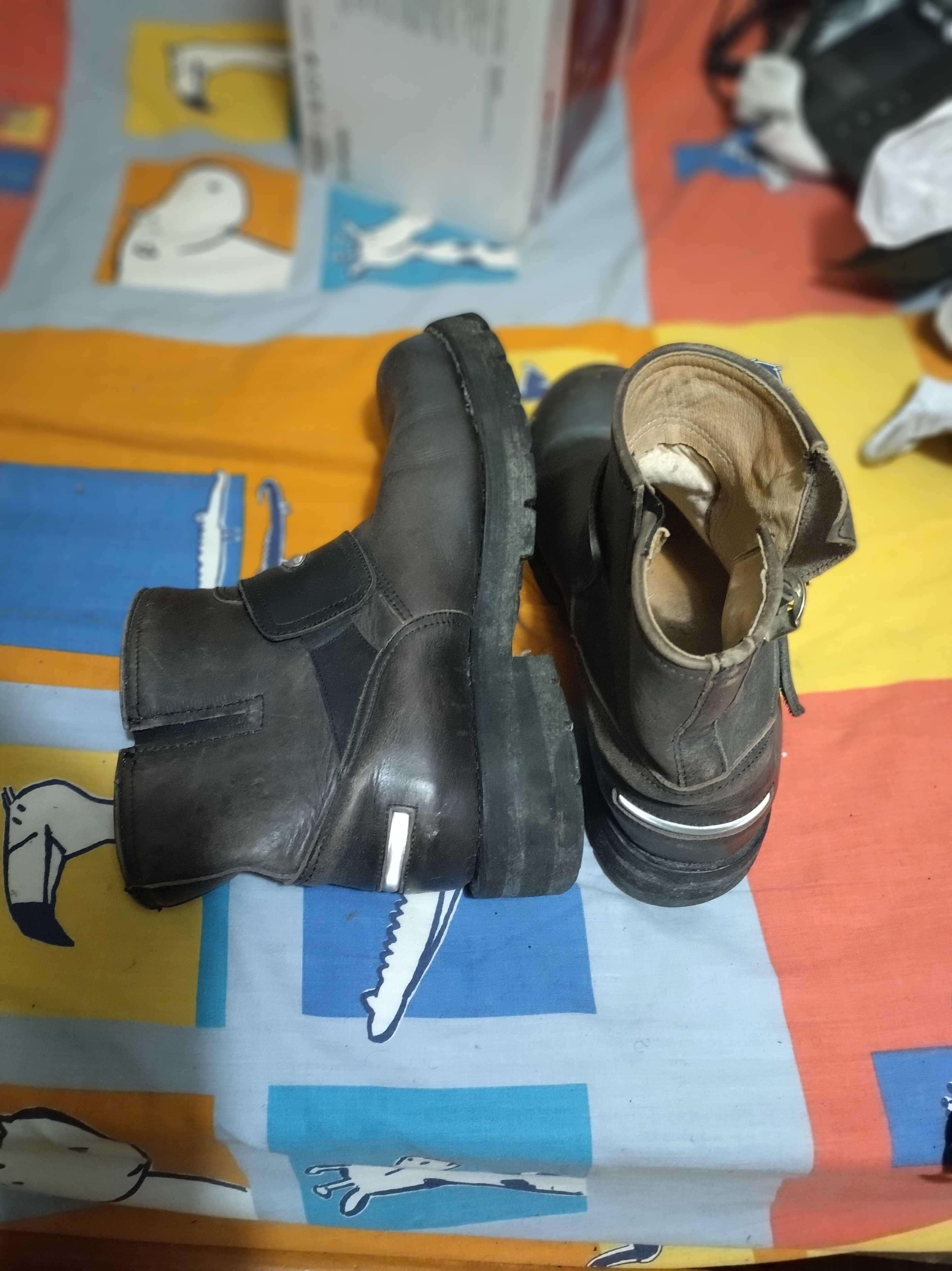 Botas masculinas super resistentes.