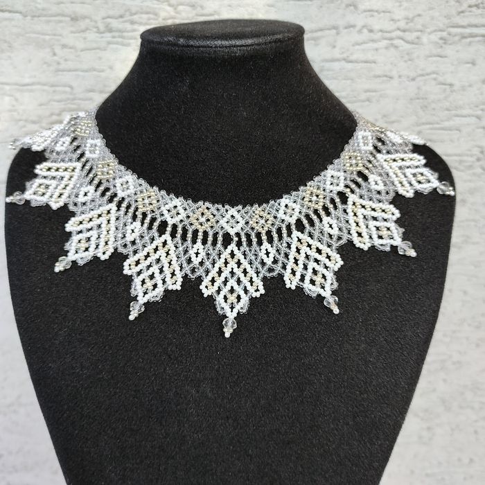 Biały naszyjnik z koralików