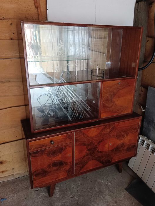 Kredens, witryna szklana z czasów PRL
