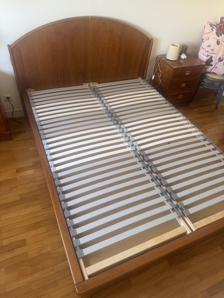 Cama Casal com arrumacao (4 gavetas), 1 comoda e 2 mesas de cabeceira