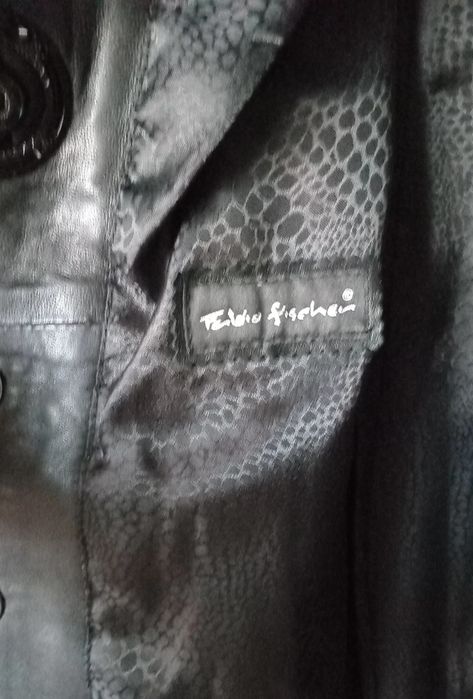 Стьобане шкіряне пальто з синім хутром