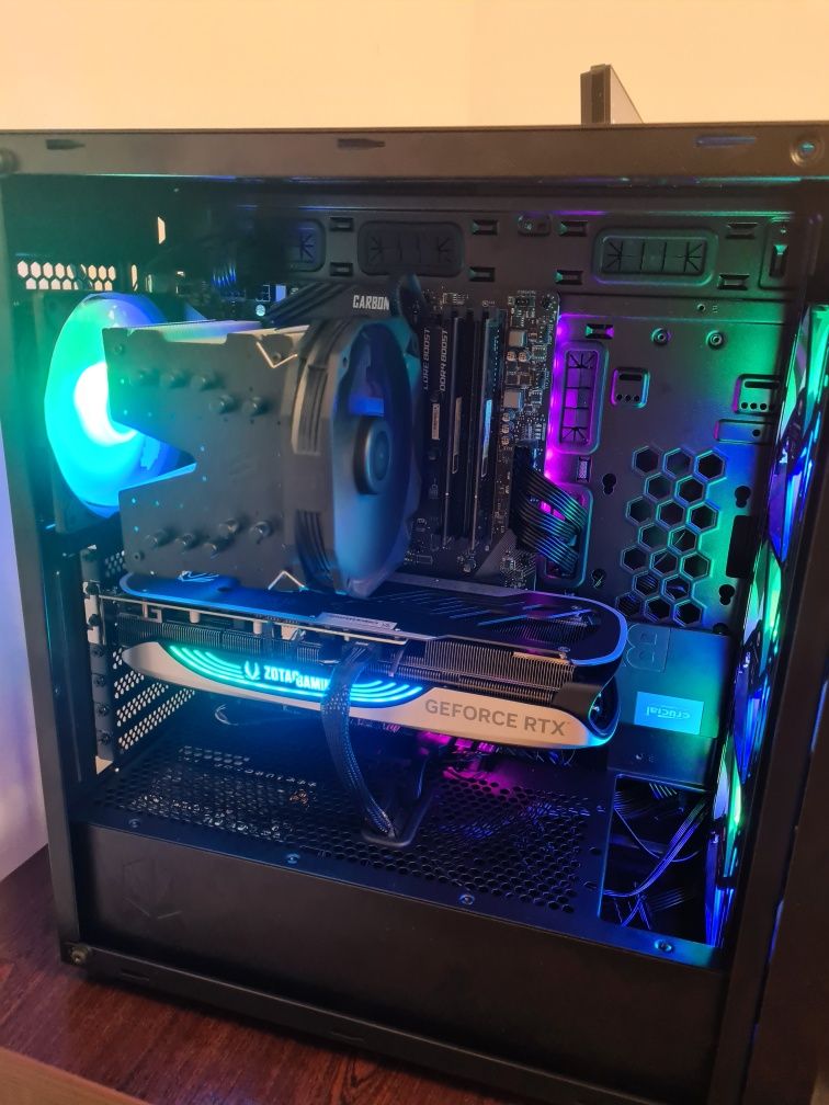 Komputer PC dane na zdjęciuach rtx 4070 ti