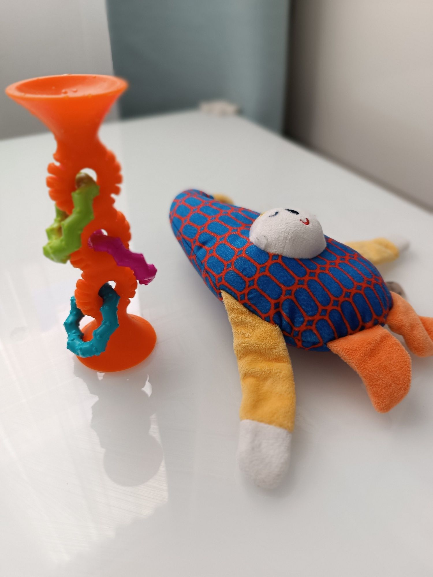 Gryzak FAT Brain Toys przyssawka grzechotka silikonowa