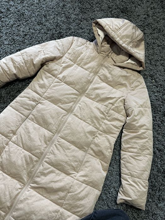 Жіночий бежевий пуховик
