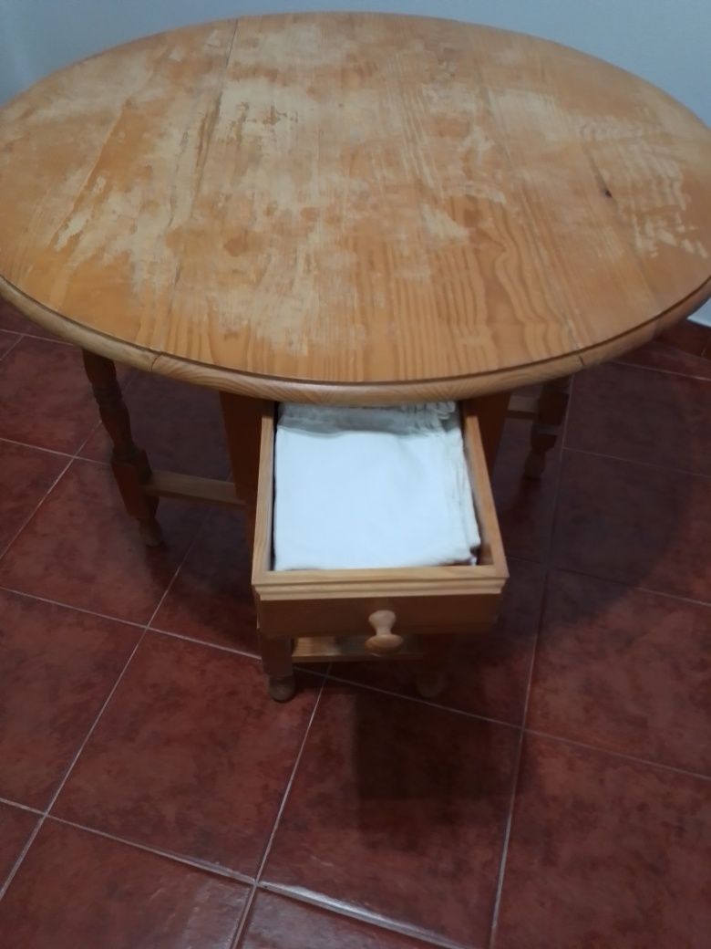 Mesa cozinha e duas cadeiras