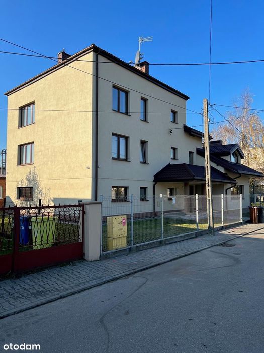 Duży dom przystosowany jako hostel z pokojami na wynajem.