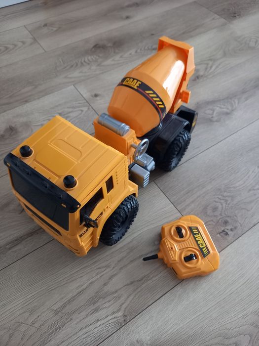 Duża betoniarka z pilotem