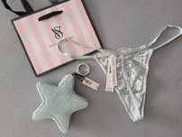 VICTORIA'S SECRET oryginalny z USA komplet stringi M breloczek srebrny