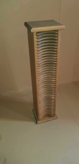 Drewniany stojak na płyty CD