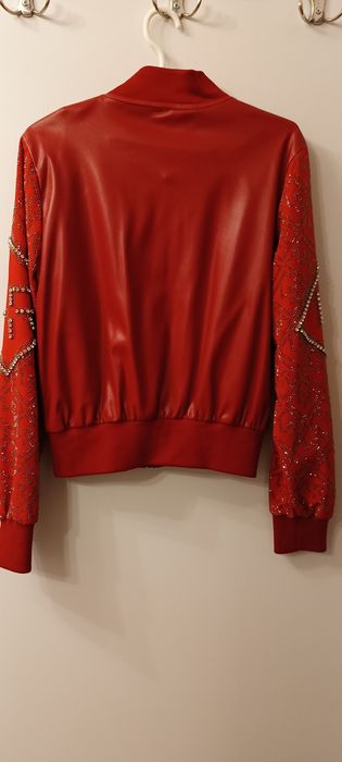 Czerwona kurtka ramoneska damska z świecącymi dodatkami