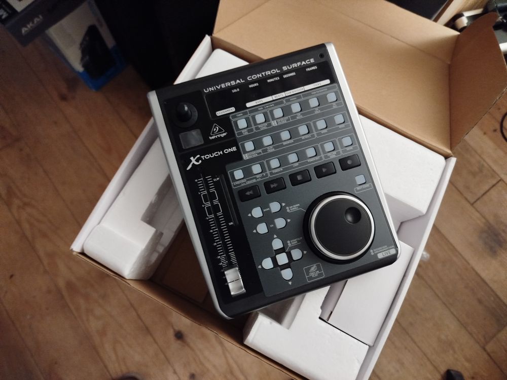 Behringer X Touch ONE Controlador MIDI, Daw com FADER MOTORIZADO