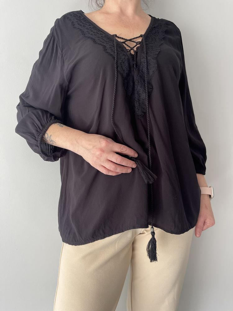 Czarna prosta szeroka wiskozowa bluzka z ozdobnym dekoltem XXL