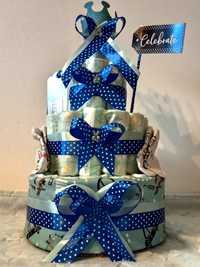 Niebieski pieluszkowy tort z 50szt pampersów.