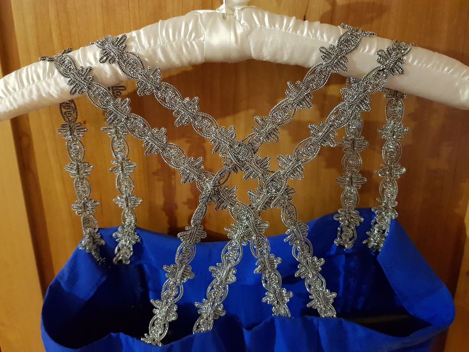 Vestido em seda azul magenta/ciano com alças prateadas