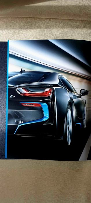 Prospekt BMW i8, na innej Audi Q7, A8, A6, Q5, BMW 8, 7, 5 ...