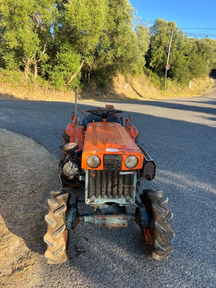 Trator Kubota B7000 4x4