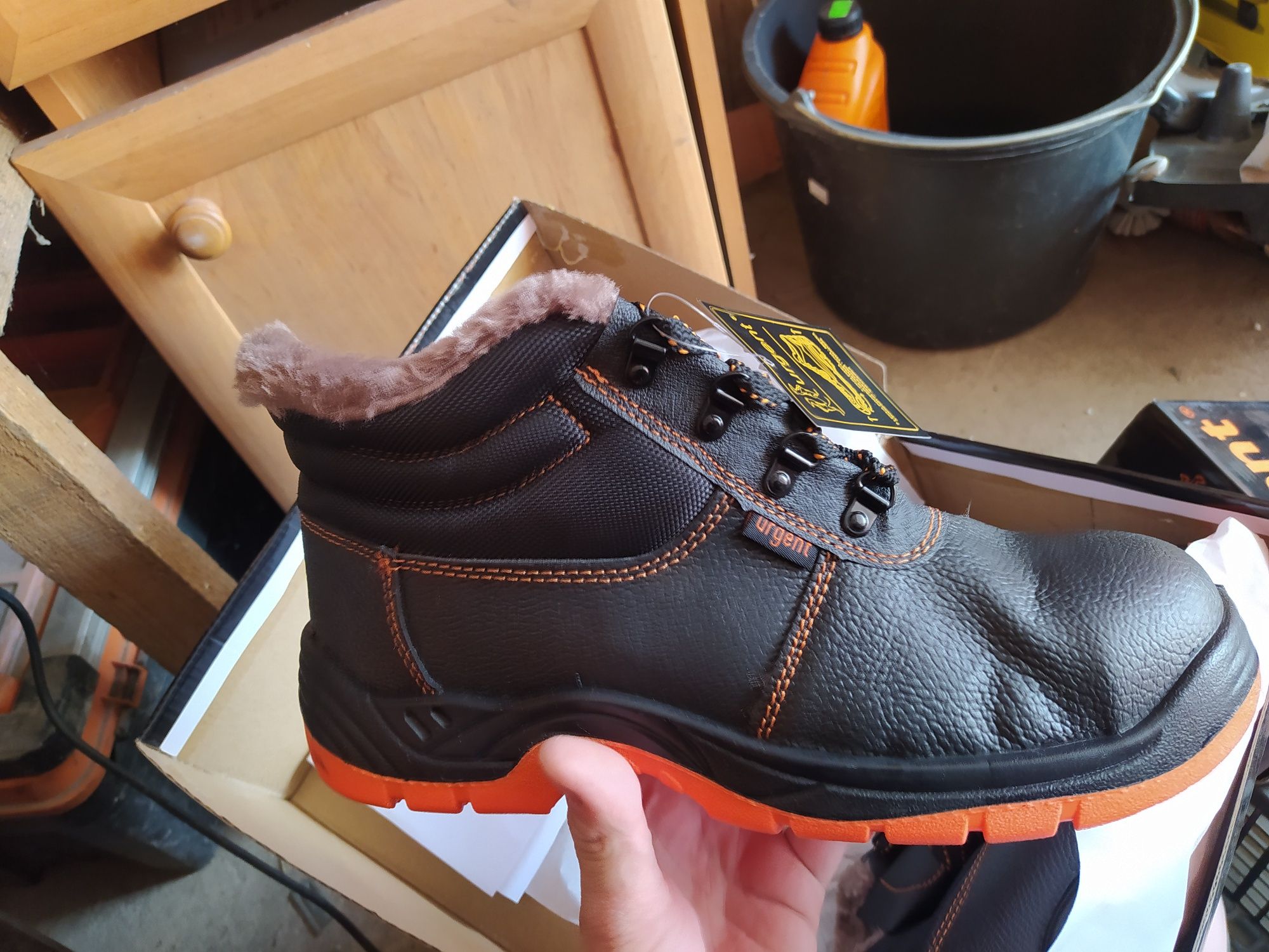 Buty robocze wzmacniane