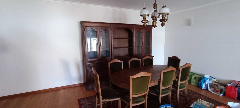 Moveis de sala de jantar - mesa, 8 cadeiras e cristaleira