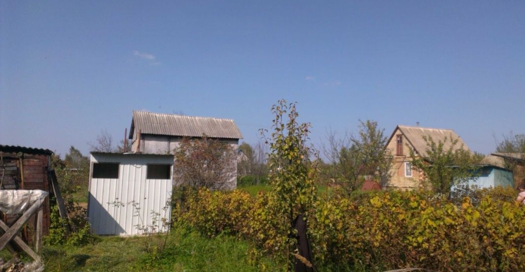 Дача з ділянкою 10 соток.