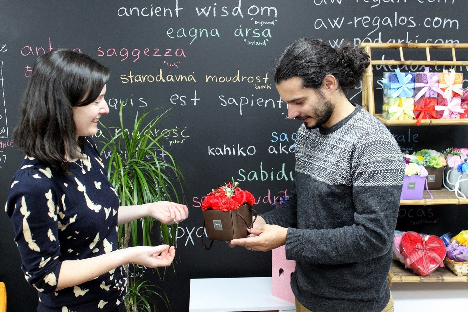 Flowerbox Mydlany Bukiet Kwiatowy Czerwone Róże i Goździki Walentynki