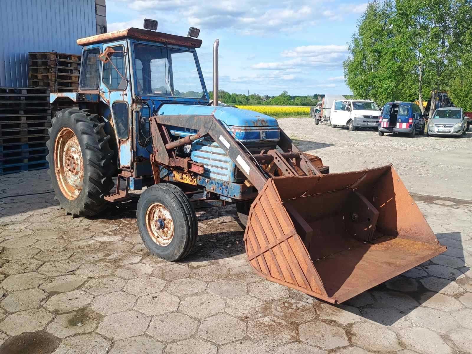 traktor Leyland 255 z ładowaczem