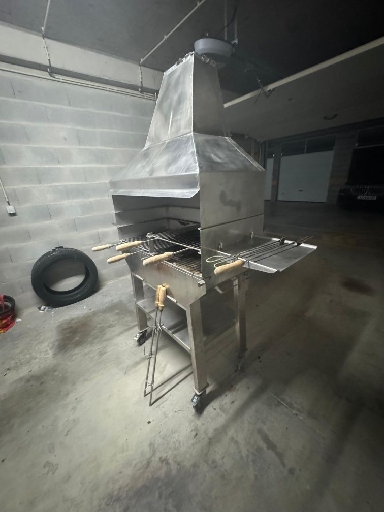 Barbecue/ Churrasqueira em Inox c/ Espetos e motor