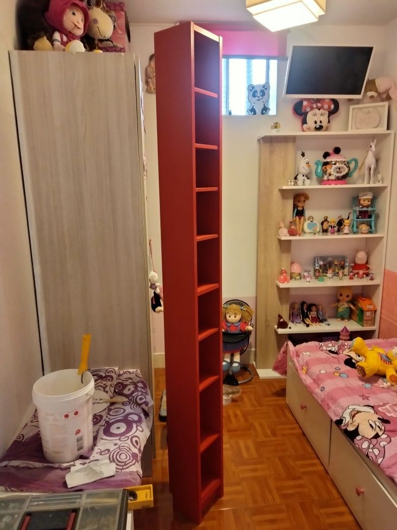Móvel torre vermelha e uma preta
