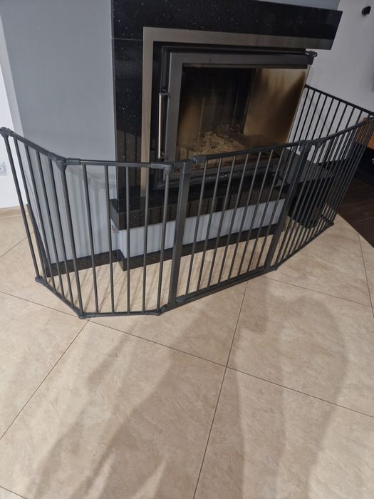 Metalowa barierka ochronna , zabezpieczająca dzieci, kominek, schody
