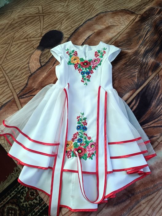 Вишиване плаття з віночком