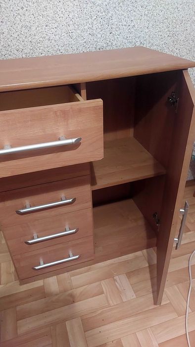 Szafka pokojowa lub do przedpokoju